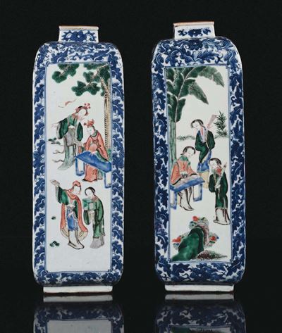 Coppia di Vasi a Pianta Quadrata in Porcellana Policroma con Riserve con Guanyin, Cina, Dinastia ...