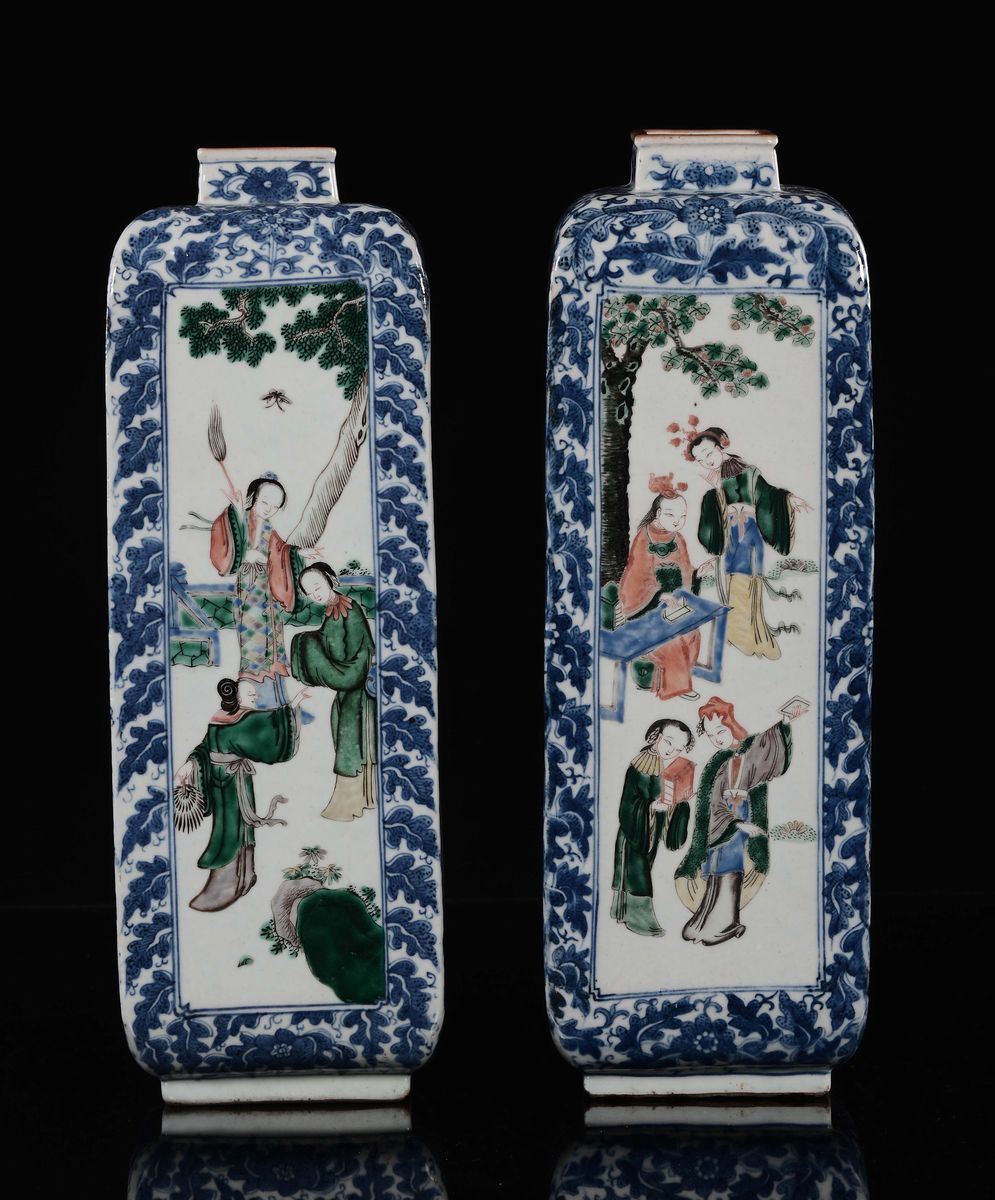 Coppia di Vasi a Pianta Quadrata in Porcellana Policroma con Riserve con Guanyin, Cina, Dinastia ...