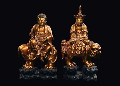 Coppia di Personaggi in Legno con Doratura Seduti su Elefante e Cane di Pho, Cina, Dinastia Qing,...