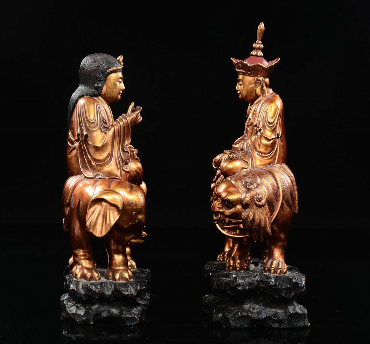 Coppia di Personaggi in Legno con Doratura Seduti su Elefante e Cane di Pho, Cina, Dinastia Qing,...