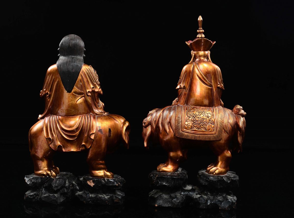 Coppia di Personaggi in Legno con Doratura Seduti su Elefante e Cane di Pho, Cina, Dinastia Qing,...