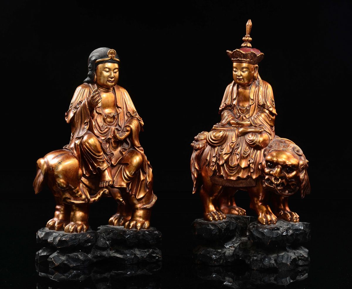 Coppia di Personaggi in Legno con Doratura Seduti su Elefante e Cane di Pho, Cina, Dinastia Qing,...