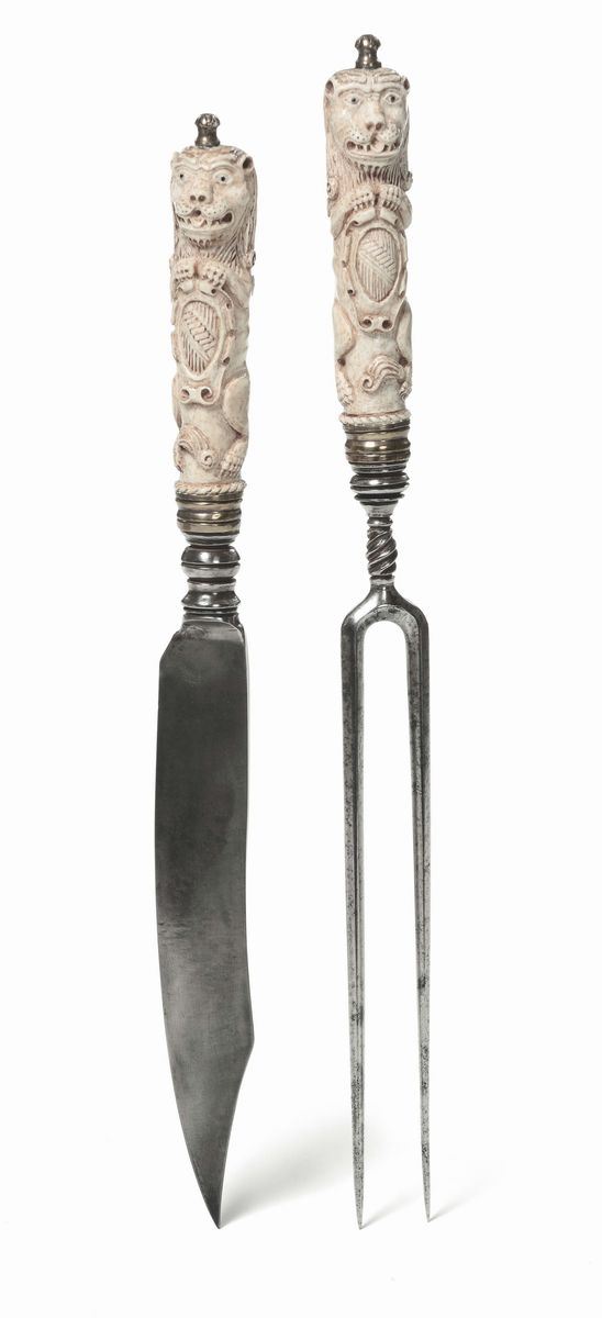 Coltello e forchettone con manico in avorio scolpito a foggia di leoni che sorreggono stemma, Italia probabile XVII secolo  - Auction Fine Art - Cambi Casa d'Aste