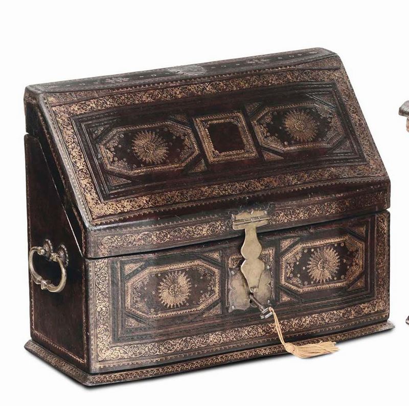 Scatola in pelle con stemma in argento, XVIII secolo  - Asta Antiquariato, Affidamenti da raffinate dimore private - Cambi Casa d'Aste