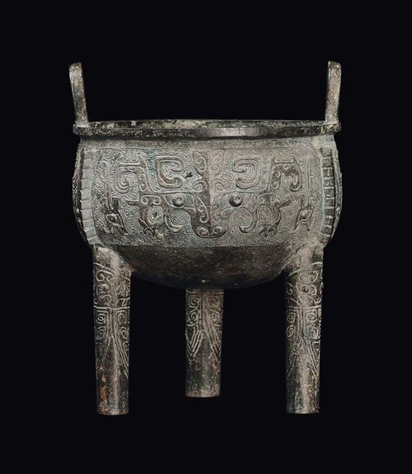 Incensiere tripode con manici in bronzo a decoro arcaico sbalzato, Cina, Dinastia Ming, XVII secolo