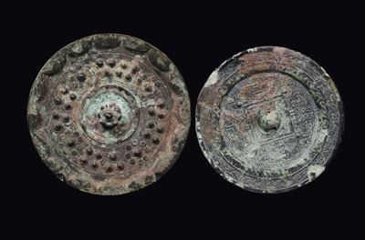 Cina, Dinastia Han (206 a.C-220 d.C.), Due specchi in bronzo sbalzato a decoro arcaico