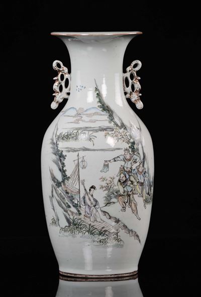Vaso in Porcellana Policroma con Guanyin Musicante su Barca, Cina, Repubblica, XX Secolo