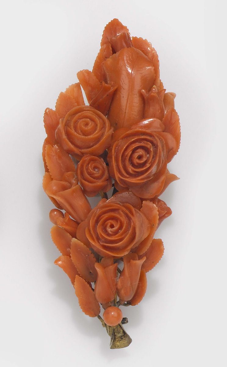 A gold and carved coral flower brooch  - Auction Fine Jewels - II - Cambi Casa d'Aste