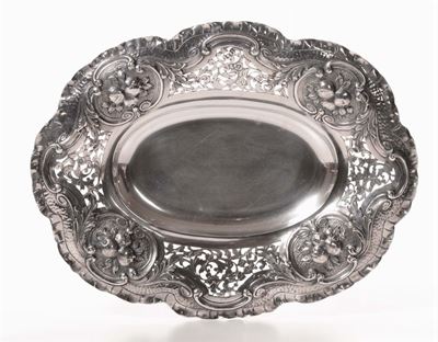 Piatto Ovale in Argento Sbalzato