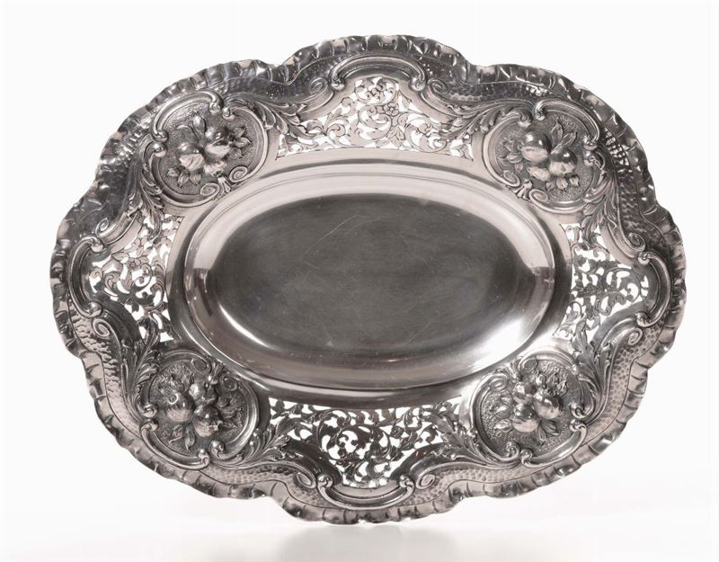Piatto ovale in argento sbalzato  - Asta Antiquariato e Dipinti Antichi - I - Cambi Casa d'Aste