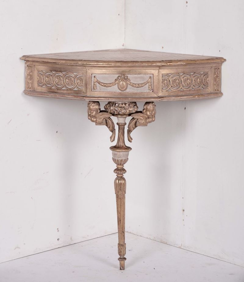 Console ad angolo in legno intagliato, laccato e dorato, fine XIX secolo  - Auction Fine Arts from refined private house - Cambi Casa d'Aste