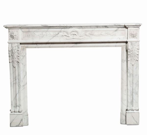 Camino in marmo bianco venato grigio, Francia XIX secolo