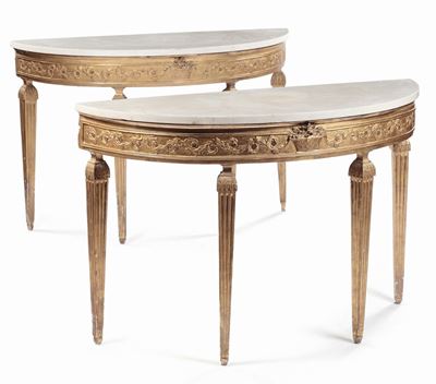 Coppia di Consoles a Demie-lune in Legno Intagliato e Dorato, XVIII Secolo