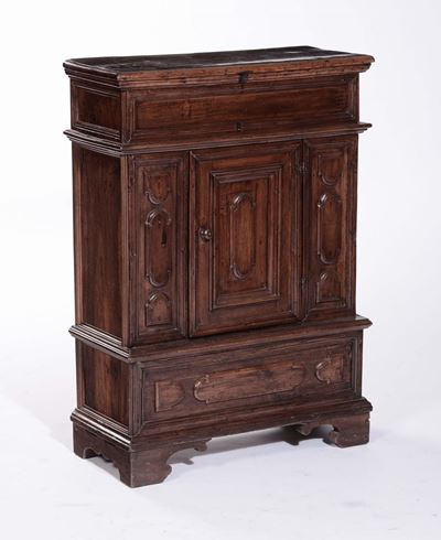 Mobiletto Pannellato in Legno di Noce
