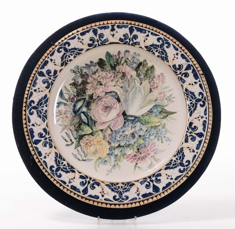 Grande piatto in porcellana policroma, XIX secolo  - Auction Fine Arts from refined private house - Cambi Casa d'Aste