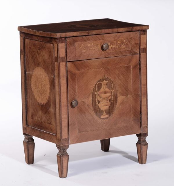 Comodino in stile Luigi XVI lastronato ed intarsiato