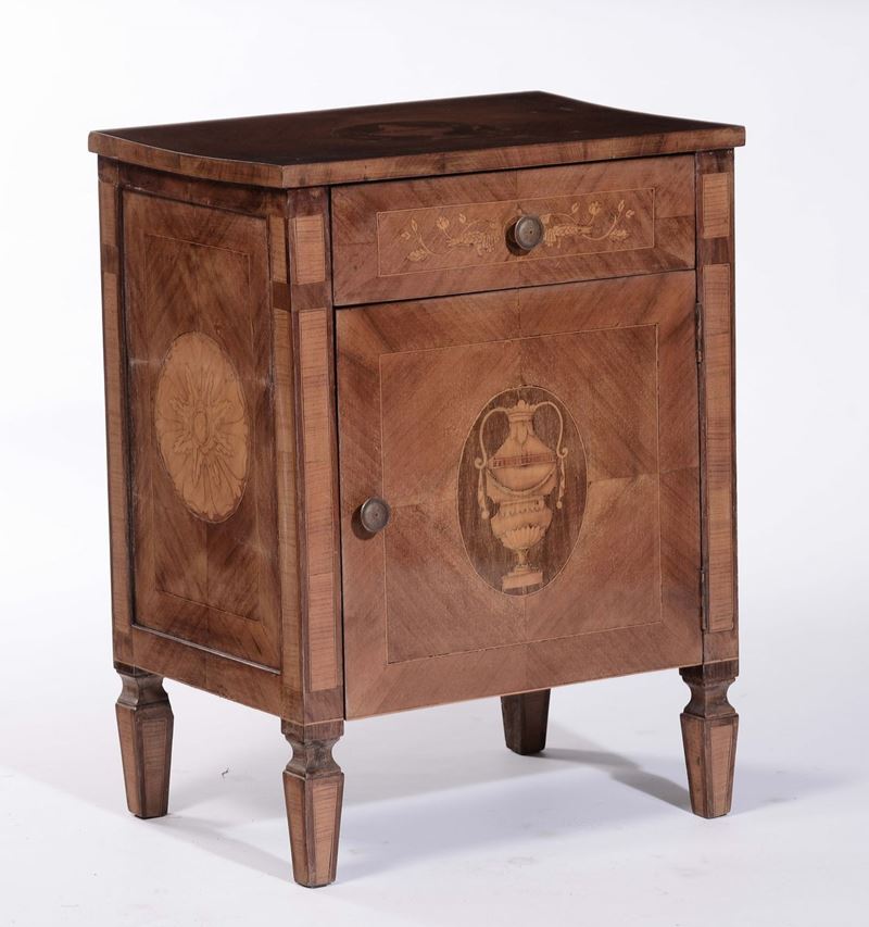 Comodino in stile Luigi XVI lastronato ed intarsiato  - Asta Antiquariato, Affidamenti da raffinate dimore private - Cambi Casa d'Aste