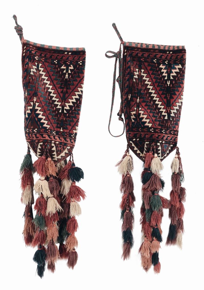 Coppia di sacche turkmene Ok-Bash fine XIX inizio XX secolo, queste sacche servivano come custodia delle parti appuntite dei pali della tenda, che venivano legati ai fianchi dei cammelli durante gli spostamenti  - Asta Tappeti Antichi - Cambi Casa d'Aste