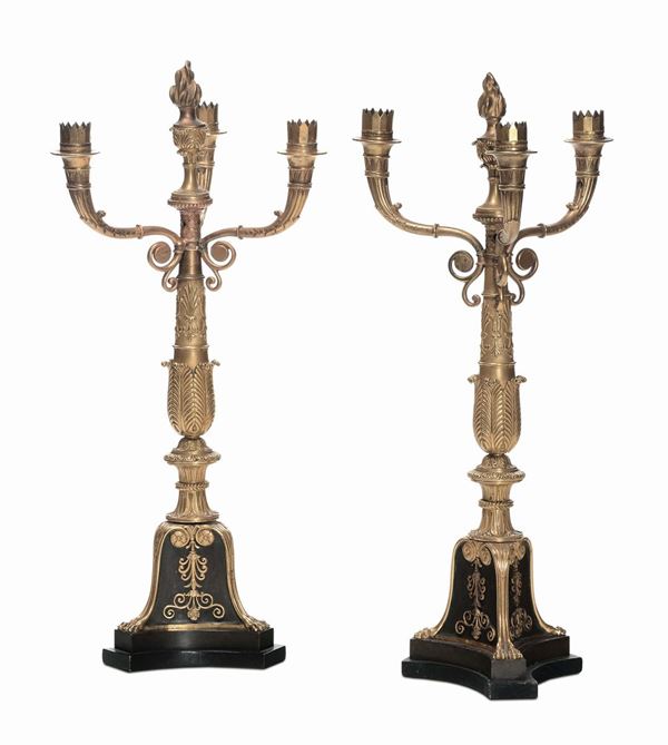 Coppia di candelabri a tre bracciiin bronzo dorato e brunito, inizio XIX secolo