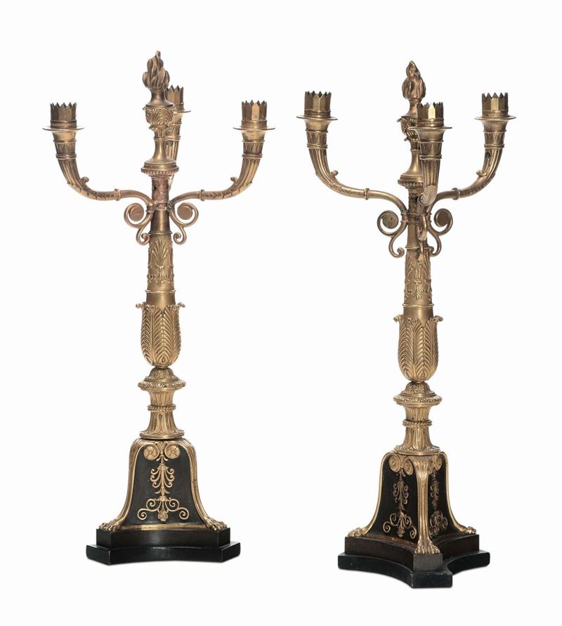 Coppia di candelabri a tre bracci in bronzo dorato e bronzo brunito, inizio XIX secolo  - Auction Artworks and Furnishings - Cambi Casa d'Aste