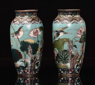 Coppia di Vasi a Smalti Cloisonné Raffiguranti Uccelli e Fiori, Giappone, XX Secolo