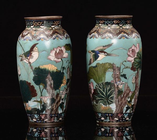Coppia di vasi a smalti cloisonné raffiguranti uccelli e fiori, Giappone, XX secolo