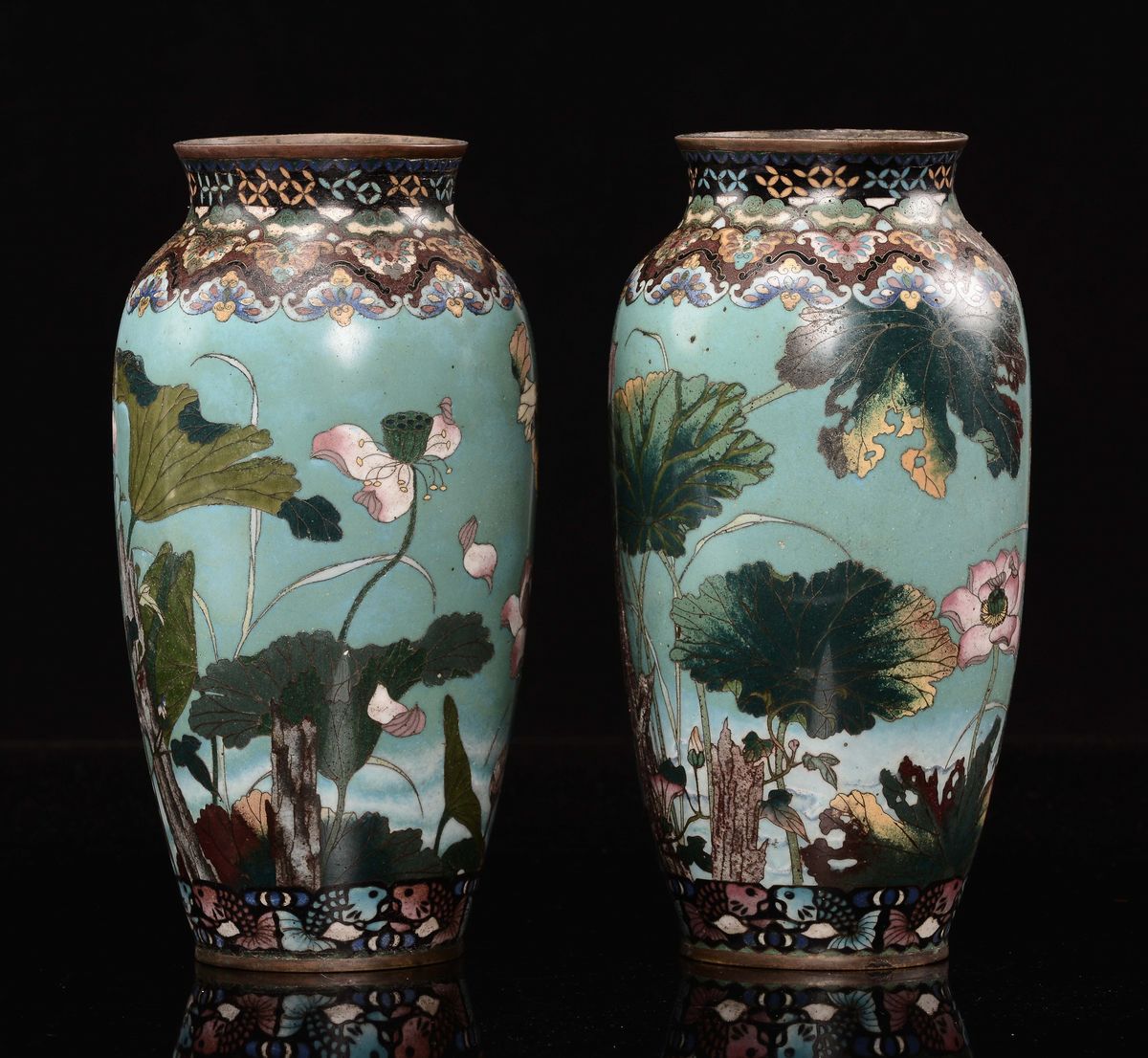 Coppia di Vasi a Smalti Cloisonné Raffiguranti Uccelli e Fiori, Giappone, XX Secolo