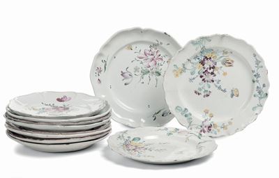 Undici Piatti in Maiolica con Decoro alla Rosa, XVIII-XIX Secolo