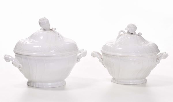 Coppia di zuppiere in porcellana bianca