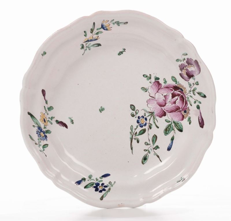 Piatto in maiolica policroma, manifattura Ferretti Lodi  - Asta Antiquariato, Affidamenti da raffinate dimore private - Cambi Casa d'Aste