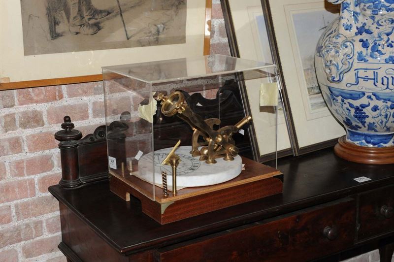 Riproduzione di orologio solare in bronzo e marmo  - Asta Antiquariato, Affidamenti da raffinate dimore private - Cambi Casa d'Aste