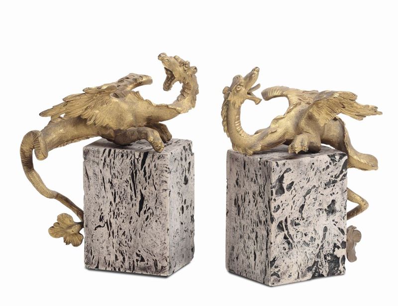 Due draghi alati in bronzo fuso, cesellato e dorato, bronzista d’oltralpe del XVIII secolo  - Auction Fine Art Selection - II - Cambi Casa d'Aste