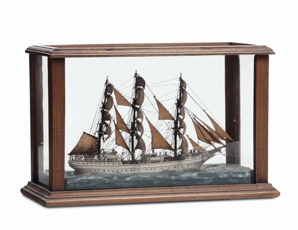 Velierino a tre alberi in navigazione