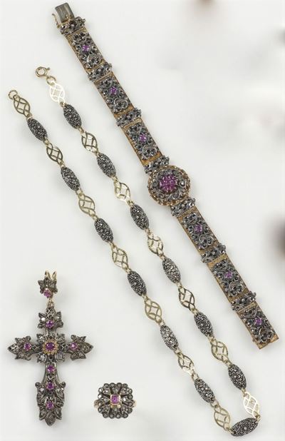 Parure Composta da Bracciale, Orecchini, Anello e Catena con Croce