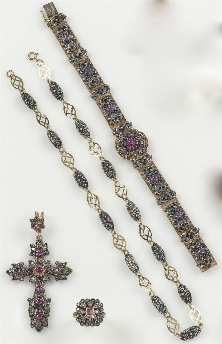 Parure composta da bracciale, orecchini, anello e catena con croce  - Auction Antique and Old Masters - I - Cambi Casa d'Aste