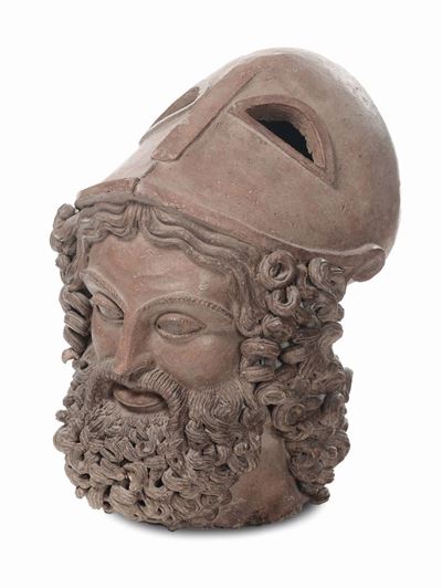Testa Maschile con Elmo in Stile in Terracotta