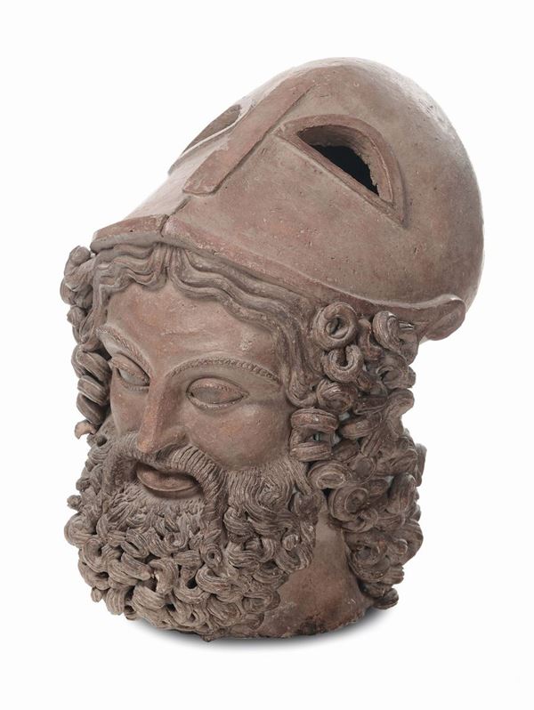 Testa maschile con elmo in stile in terracotta