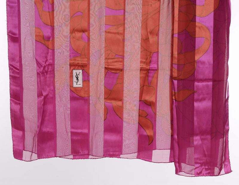 Foulard Yves St Laurent  - Asta Antiquariato, Affidamenti da raffinate dimore private - Cambi Casa d'Aste