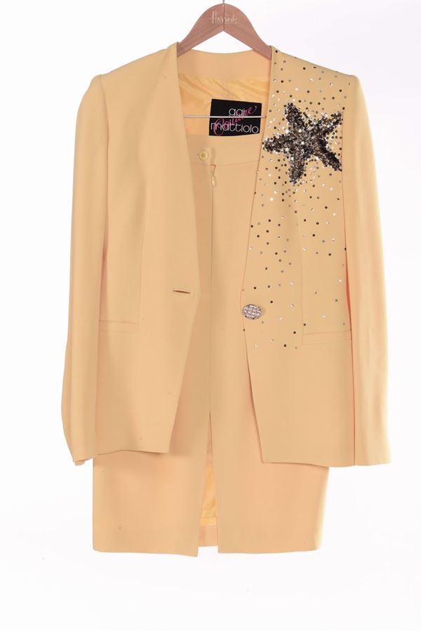 Gai Mattiolo, tailleur giacca gonna gialla progettazione paillettes elaborato sulla gacca