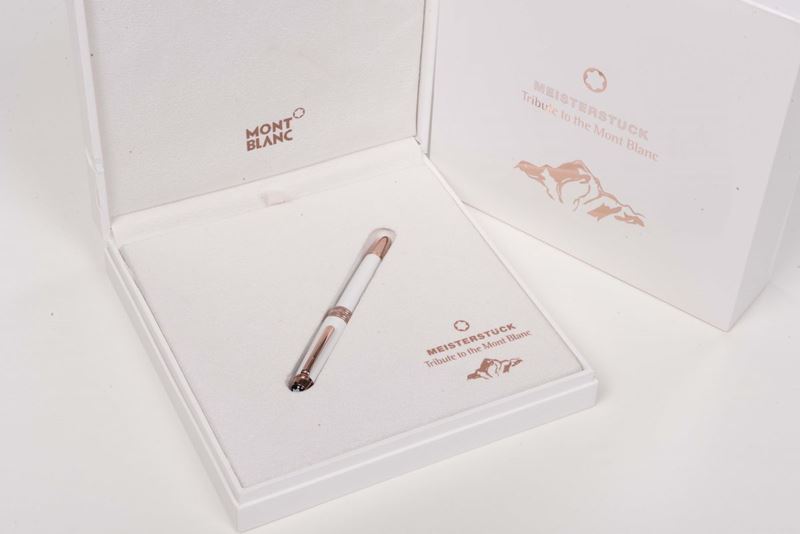 Mont Blanc, penna smalto bianco in scatola originale  - Asta Antiquariato, Affidamenti da raffinate dimore private - Cambi Casa d'Aste