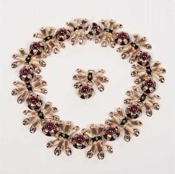 Collana con pietre rosse