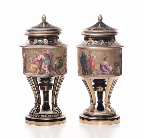 Coppia di vasi tripodi decorati in blu e oro, Austria XX secolo