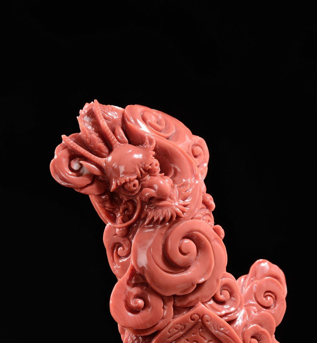 Scultura in Corallo Raffigurante Guanyin con Aura e Drago Sopra di Essa, Cina, Dinasta Qing, Fine...