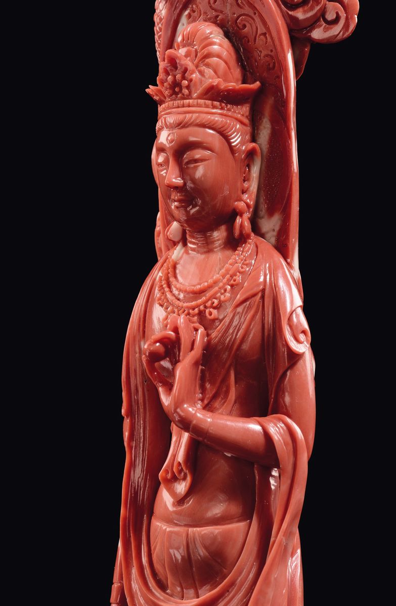 Scultura in Corallo Raffigurante Guanyin con Aura e Drago Sopra di Essa, Cina, Dinasta Qing, Fine...