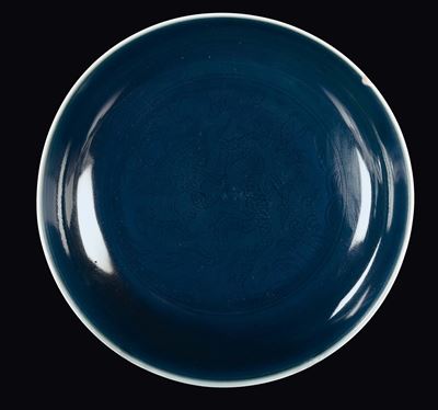 Piatto in porcellana monocroma blu, decorazione floreale, Cina, Dinastia Qing, XIX secolo