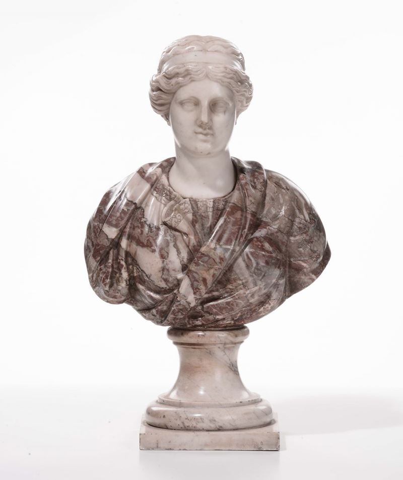 Busto in marmo bianco e brecciato raffigurante figura femminile, XVII secolo  - Asta Antiquariato, Affidamenti da raffinate dimore private - Cambi Casa d'Aste