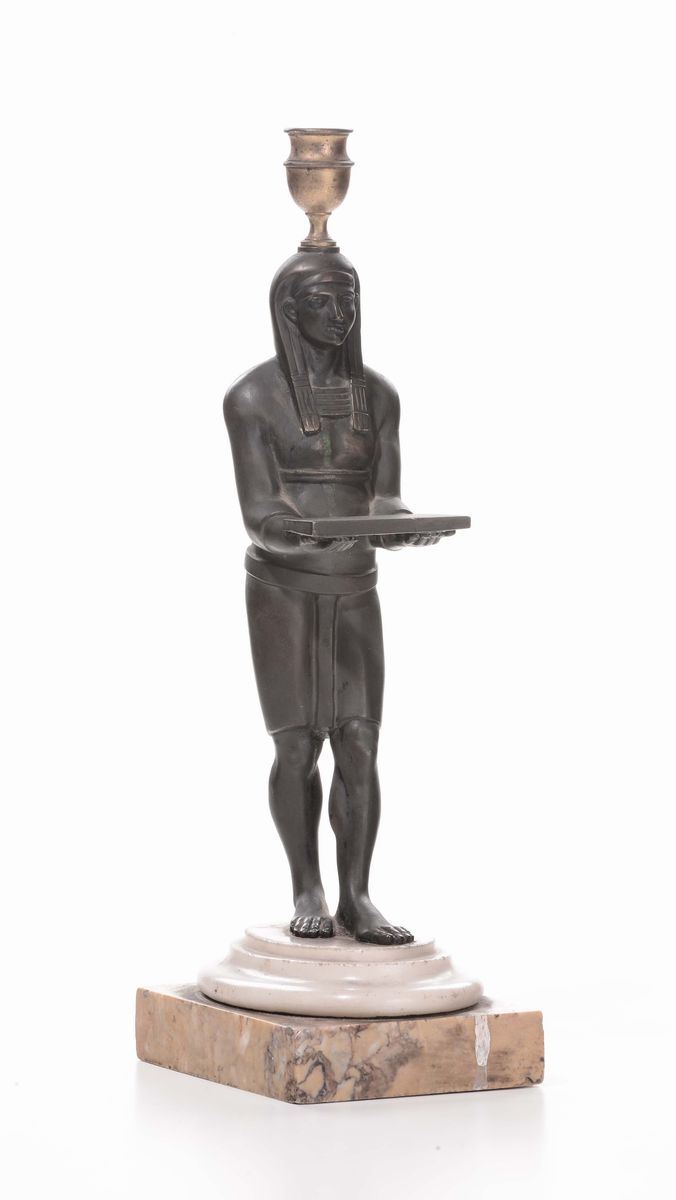 Candeliere in bronzo raffigurante figura egizia, Roma XIX secolo  - Asta Antiquariato, Affidamenti da raffinate dimore private - Cambi Casa d'Aste