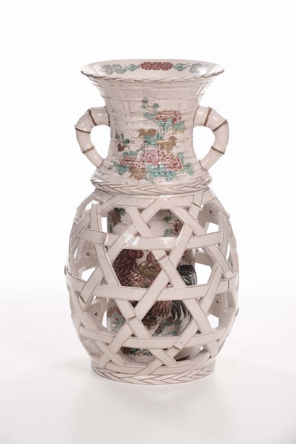 Vaso in ceramica a fondo bianco con decori policromi, XVIII secolo