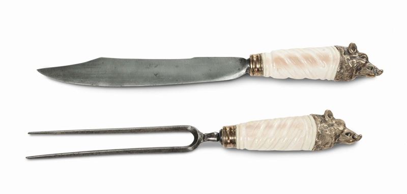 Coppia di posate con manici in avorio e testa di cinghiale in argento, probabile XVIII secolo  - Asta Antiquariato, Affidamenti da raffinate dimore private - Cambi Casa d'Aste
