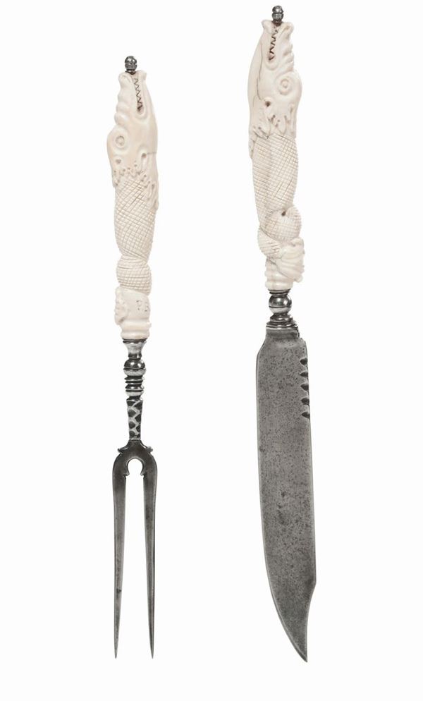 Coppia di posate con manici in avorio a guisa di delfino, probabile XVIII secolo
